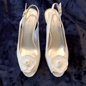 Bandolino White Patent Leather Peek-a-boo Shoe 10M